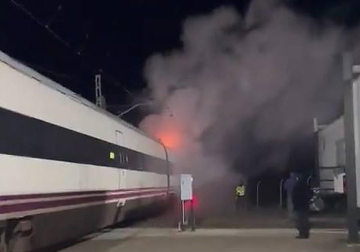 El vagón incendiado a su paso por Córdoba este lunes