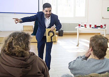 Imagen secundaria 1 - Diferentes momentos de la sesión del artista