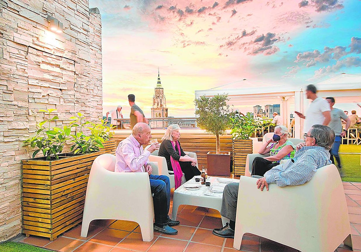 Veladas familiares o de negocios con la torre de la catedral al fondo y la luz del sol poniente
