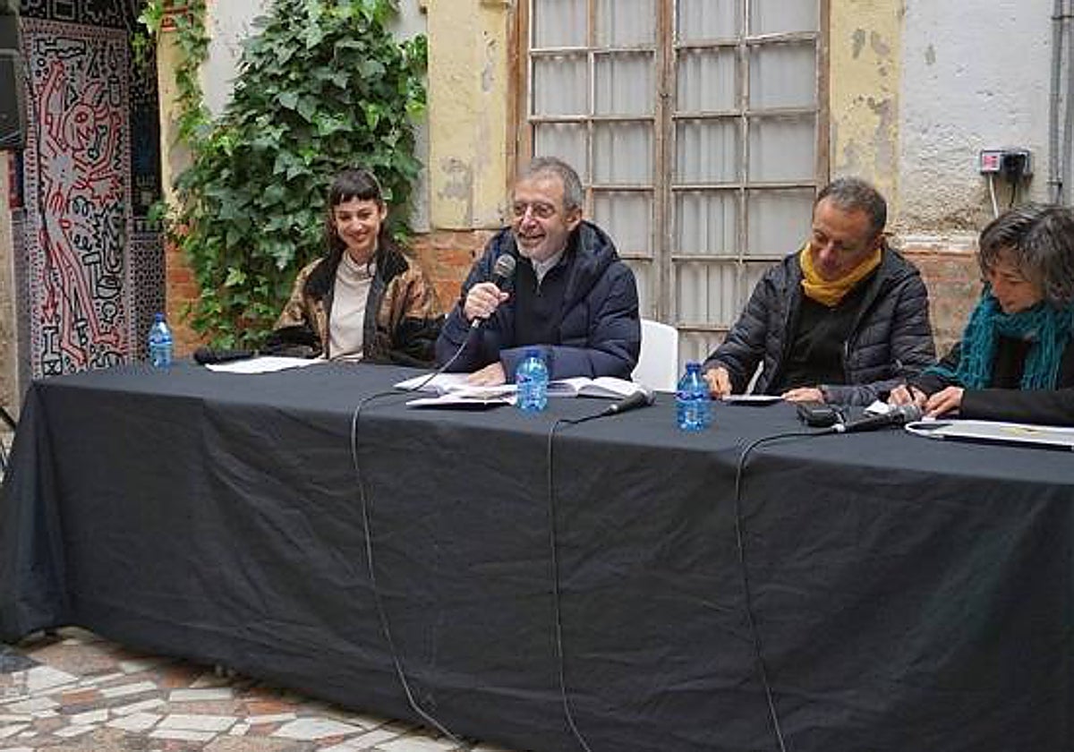 Borja-Villel, segundo por la izquierda, en el destartalado patio de La Invisible