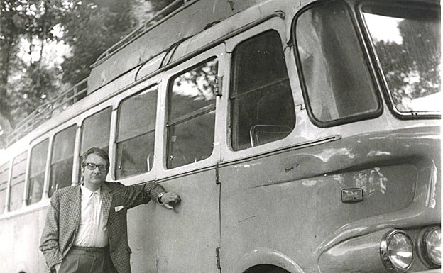 El escritor apoyado en el autobús en el que tantas veces tomó en su época de viajante