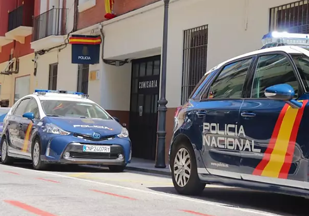 Imagen de archivo de varios coches de Policía Nacional en Alicante