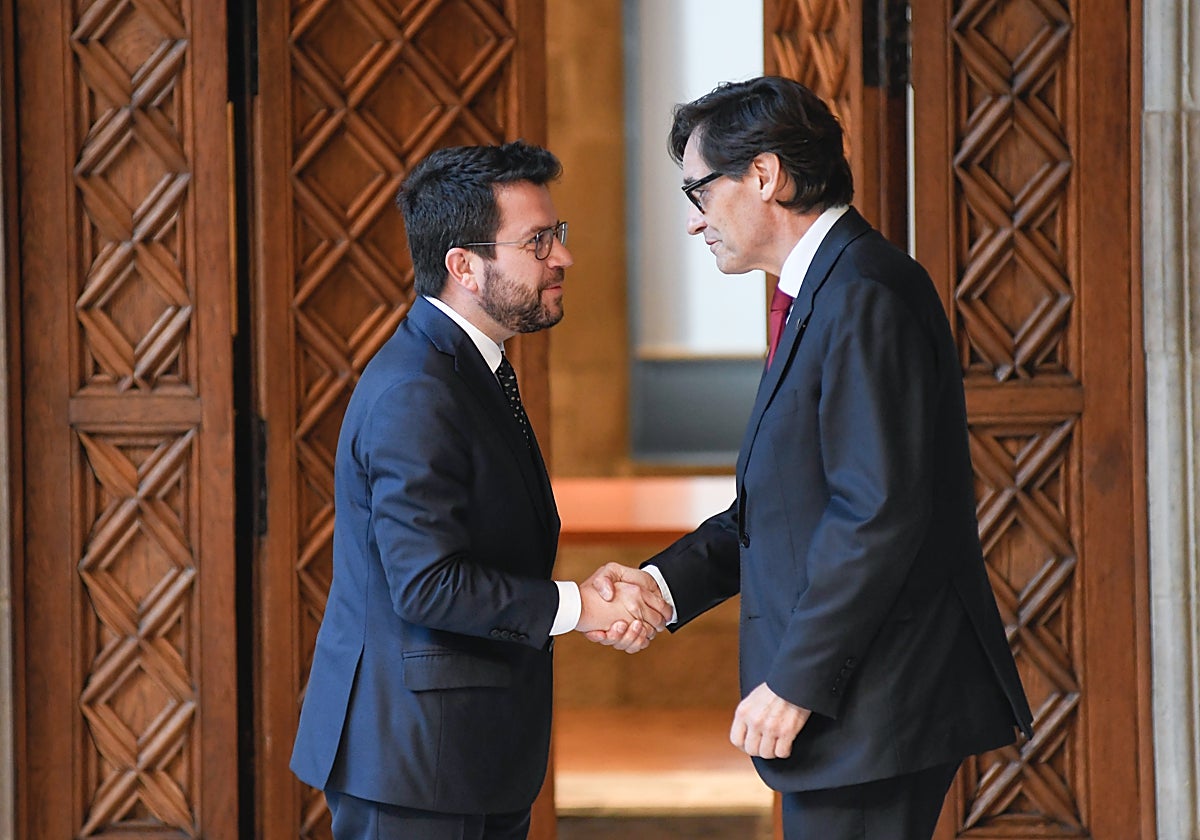 Pere Aragonès y Salvador Illa, ayer, en el Palacio de la Generalitat, firmando el pacto presupuestario