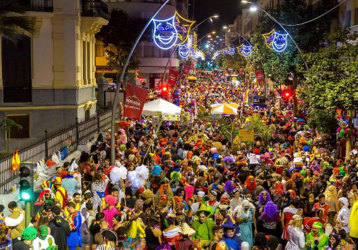 Celebración del Carnaval en las calles de la capital tinerfeña en foto de archivo