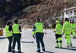 La carretera de Sierra Nevada continúa cerrada, aunque la ladera del desprendimiento ya se ha estabilizado