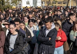 Minuto de silencio en la Universidad de Huelva por los fallecidos en el incendio