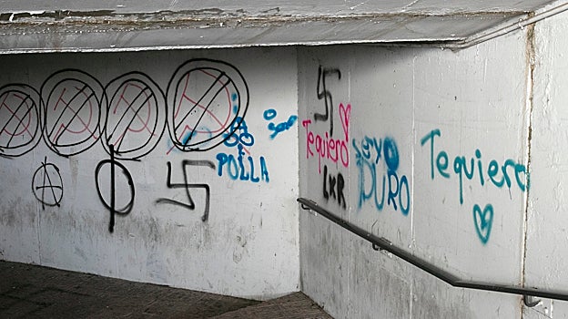 Pintadas en el interior del paso subterráneo