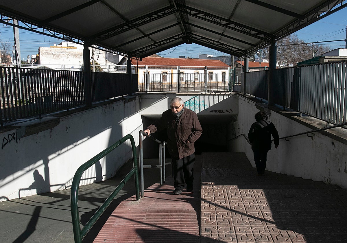 Una persona mayor se apoya en la barandilla del túnel