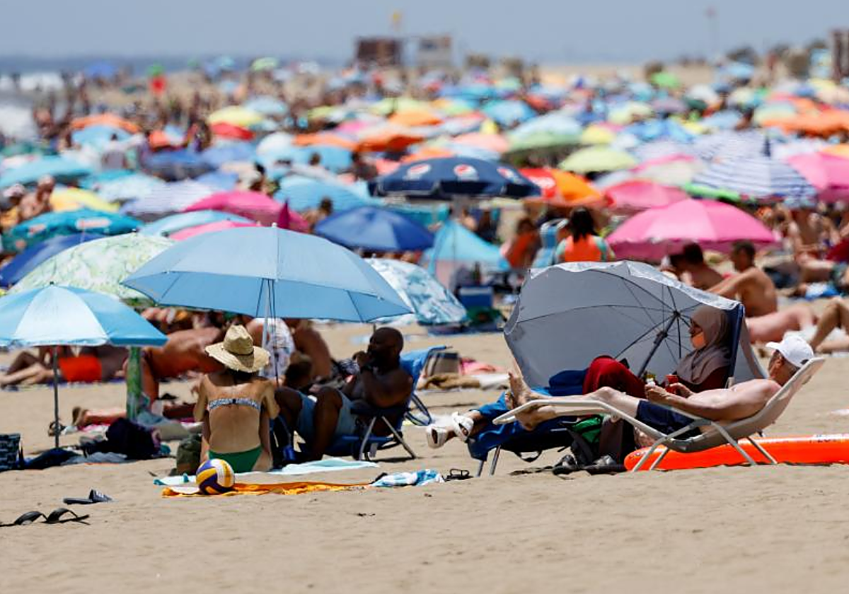 Turistas en Playa del Inglés (Gran Canaria) el pasado verano