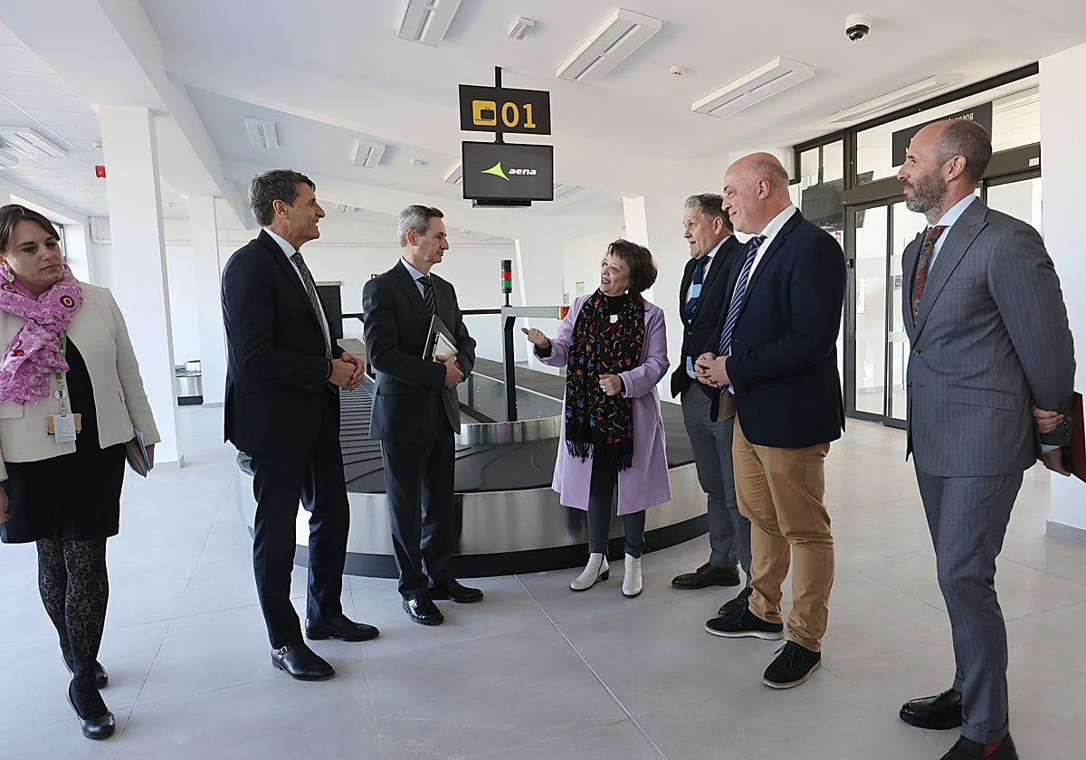 Responsables políticos y de AENA en el aeropuerto