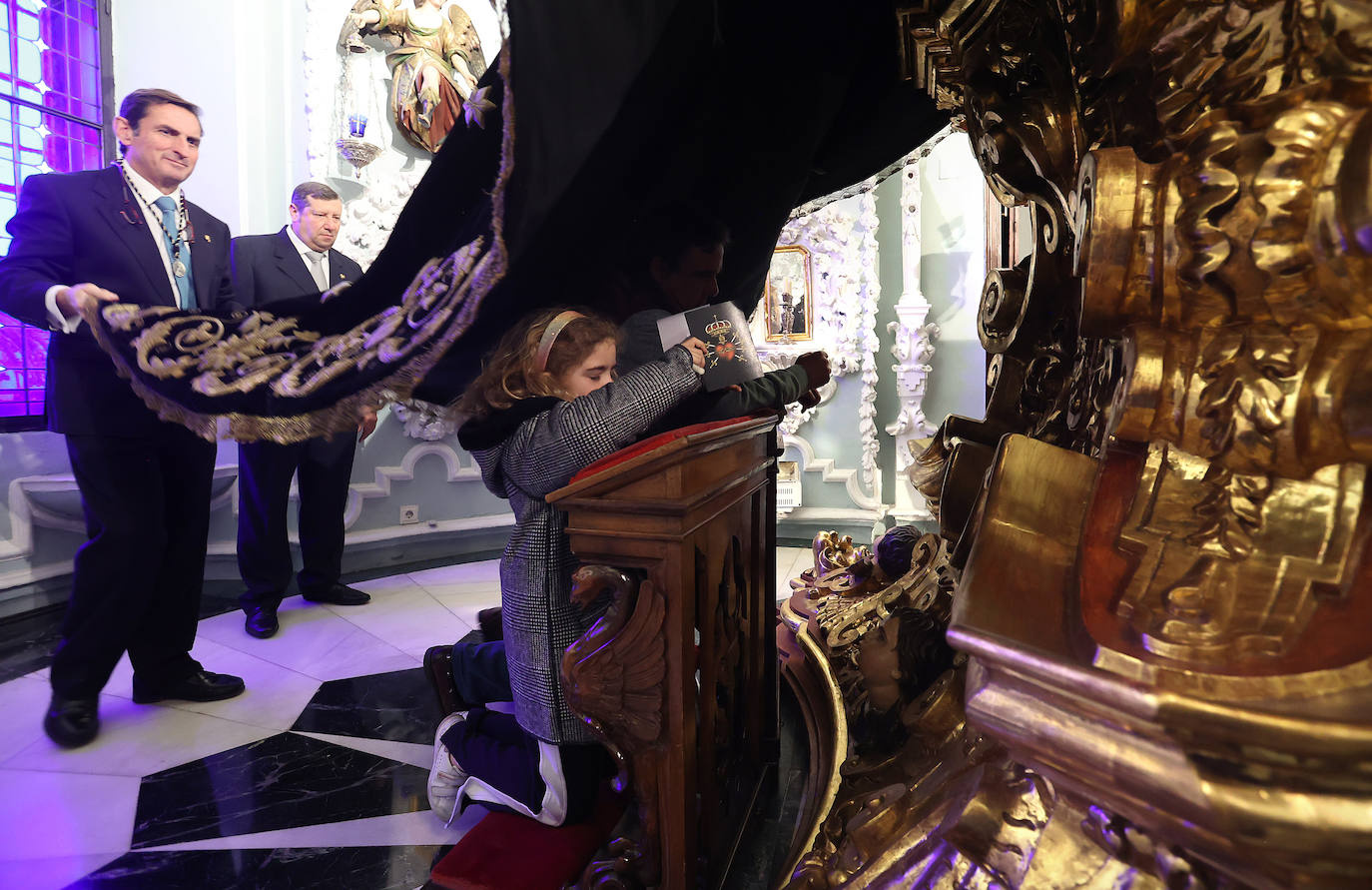 Los niños pasan bajo el manto de la Virgen de los Dolores de Córdoba, en imágenes