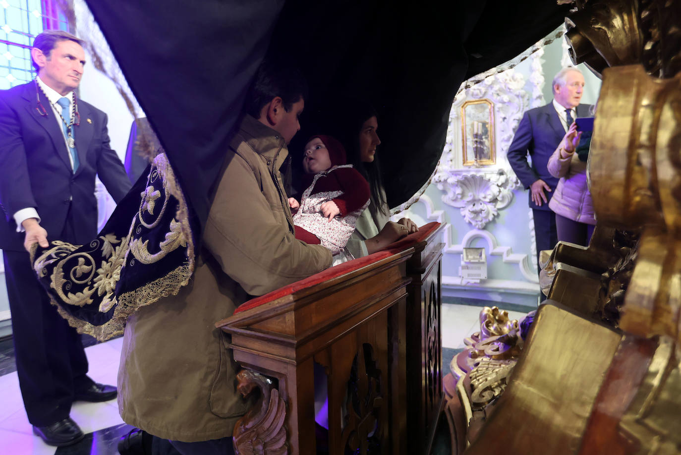 Los niños pasan bajo el manto de la Virgen de los Dolores de Córdoba, en imágenes