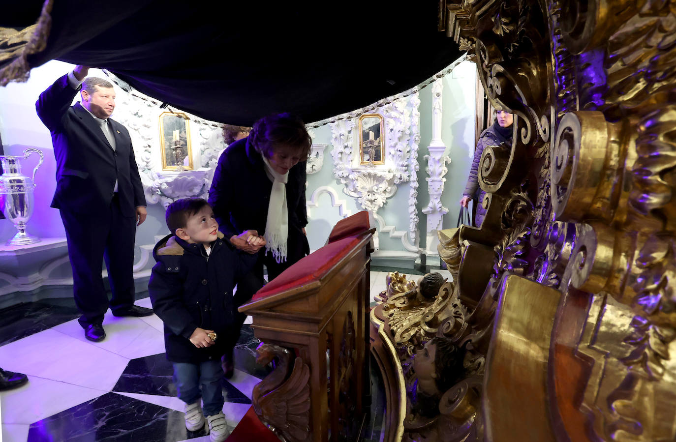 Los niños pasan bajo el manto de la Virgen de los Dolores de Córdoba, en imágenes
