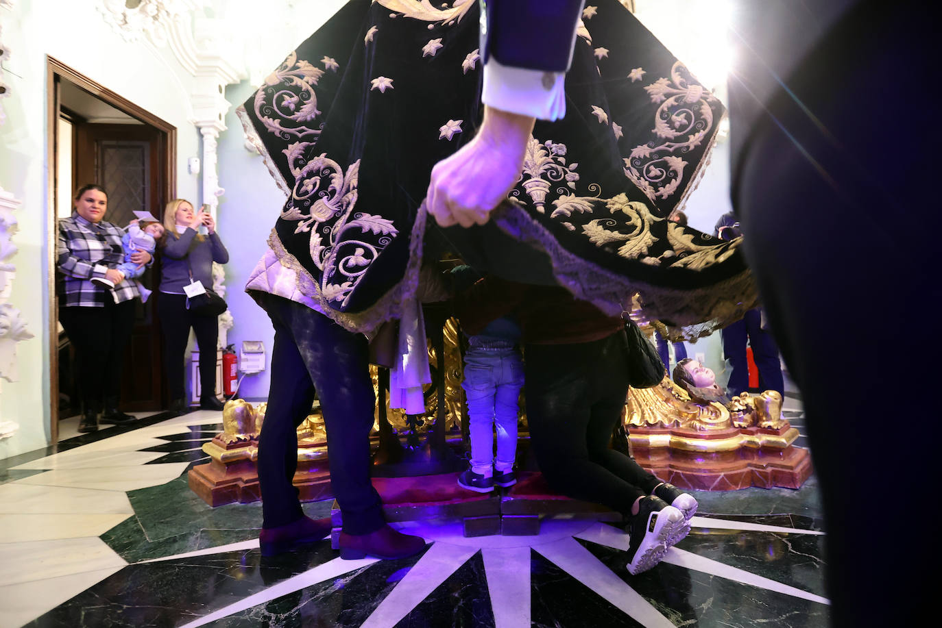 Los niños pasan bajo el manto de la Virgen de los Dolores de Córdoba, en imágenes
