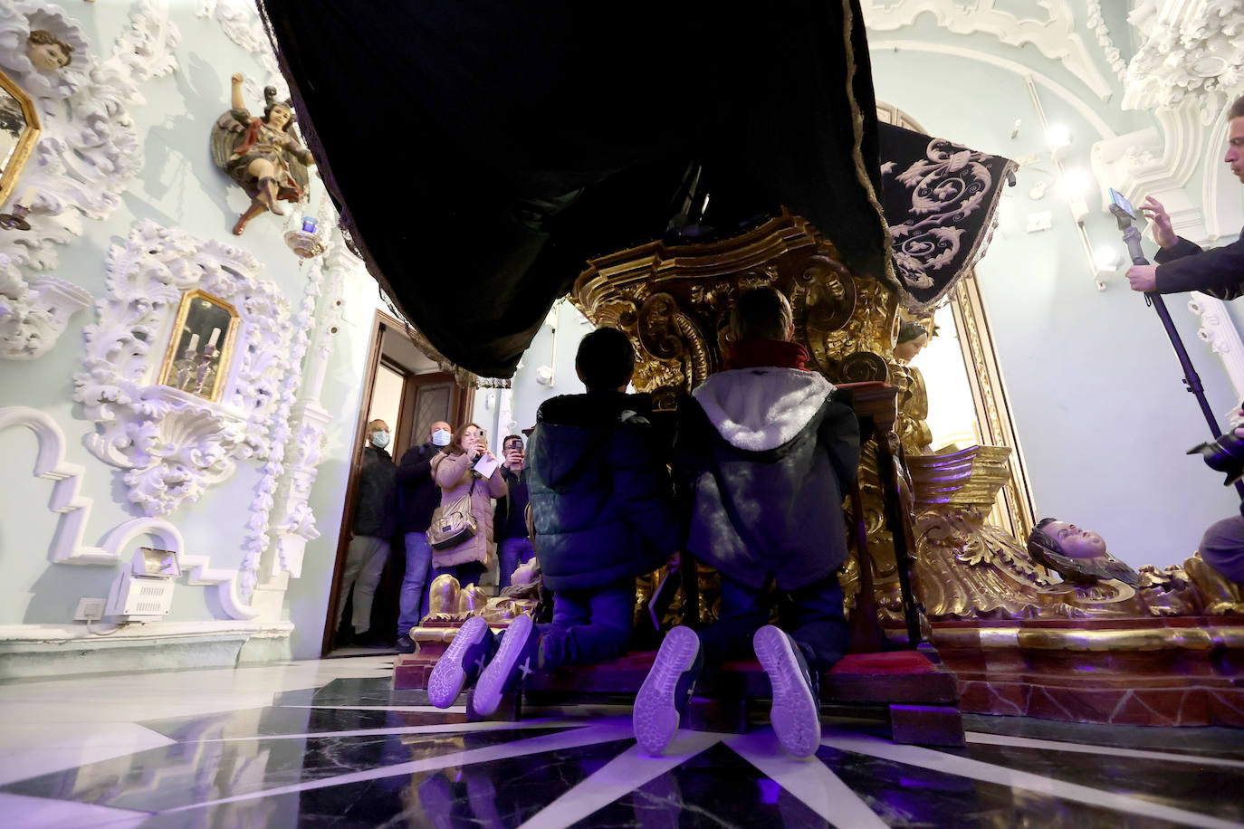 Los niños pasan bajo el manto de la Virgen de los Dolores de Córdoba, en imágenes