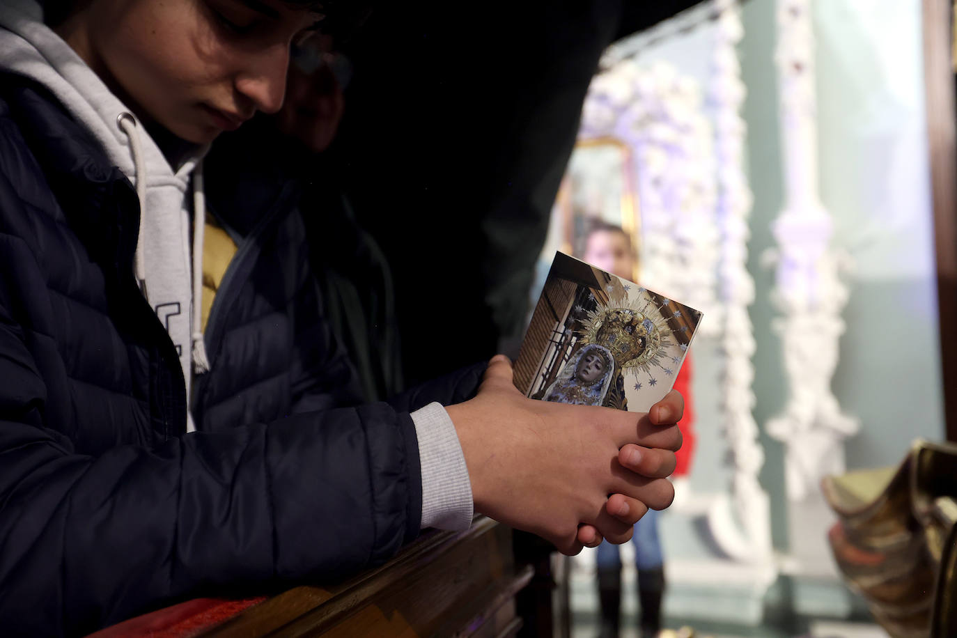 Los niños pasan bajo el manto de la Virgen de los Dolores de Córdoba, en imágenes