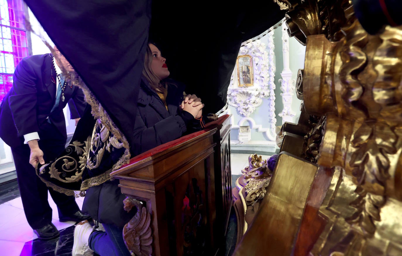 Los niños pasan bajo el manto de la Virgen de los Dolores de Córdoba, en imágenes