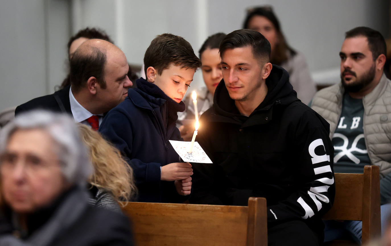 Los niños pasan bajo el manto de la Virgen de los Dolores de Córdoba, en imágenes