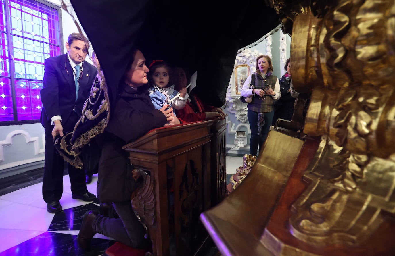 Los niños pasan bajo el manto de la Virgen de los Dolores de Córdoba, en imágenes