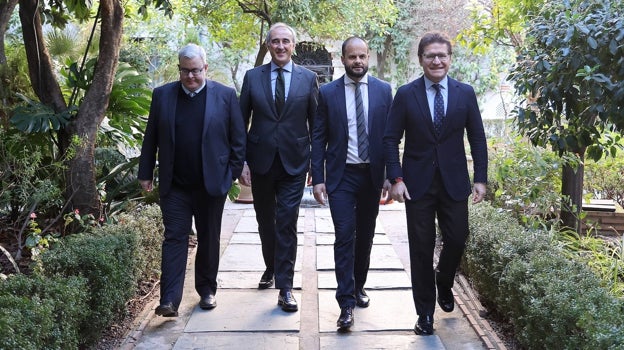 Los participantes, antes de la mesa de redacción