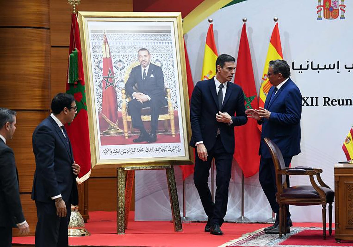 Sánchez, ayer, junto al primer ministro de Marruecos y ante el retrato del ausente Mohamed VI
