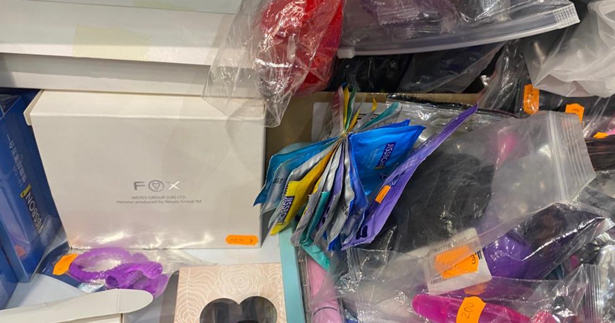 Descubren en Usera un 'sexshop' ilegal en un bazar chino vaginas de látex, masturbadores y condones sin sanitario