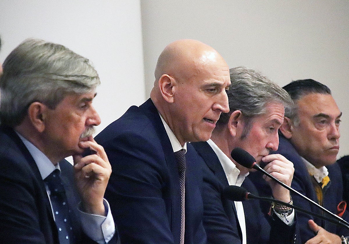 El alcalde de León, con el presidente de la FELE, el rector de la Universidad, y el presidente del CEL