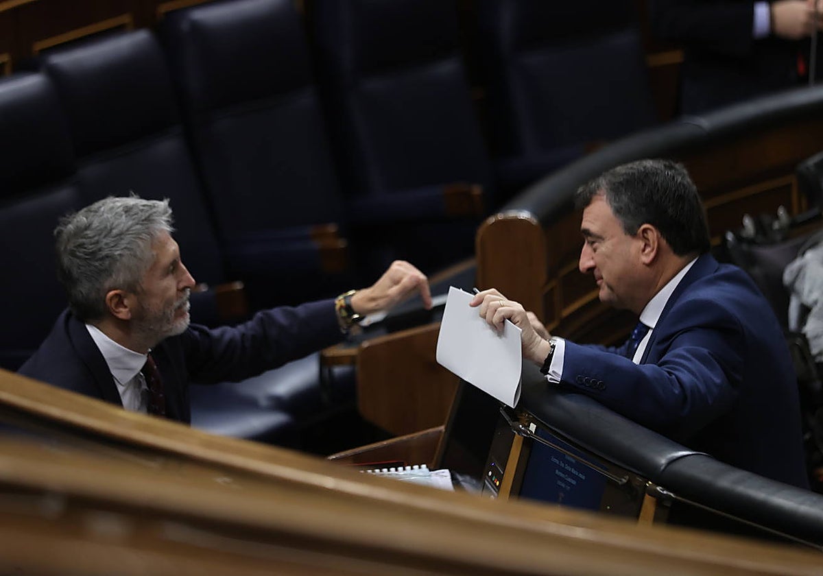 Marlaska, ministro del Interior, con el portavoz del PNV en el Congreso, Aitor Esteban