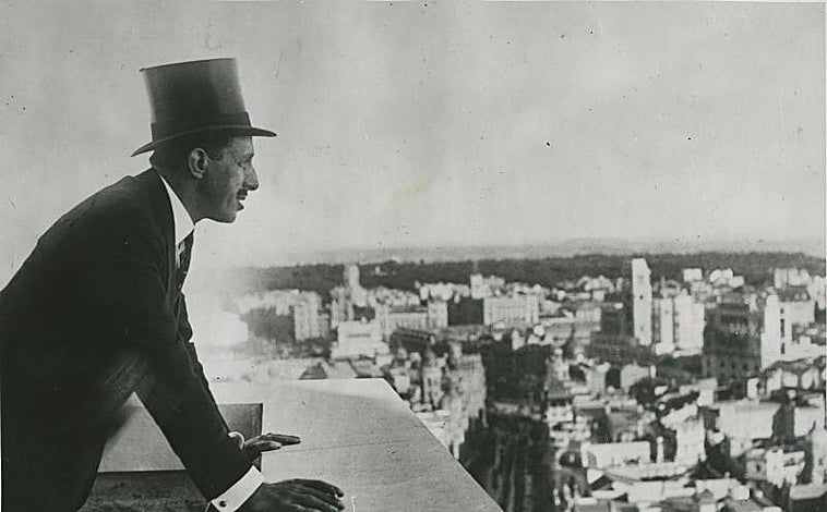 Imagen principal - El rey Alfoso XIII contempla las vistas de Madrid desde lo alto del edificio Telefónica (arriba). Abajo, dos imágenes de la construcción del rascacielos, entre 1927 y 1929. 