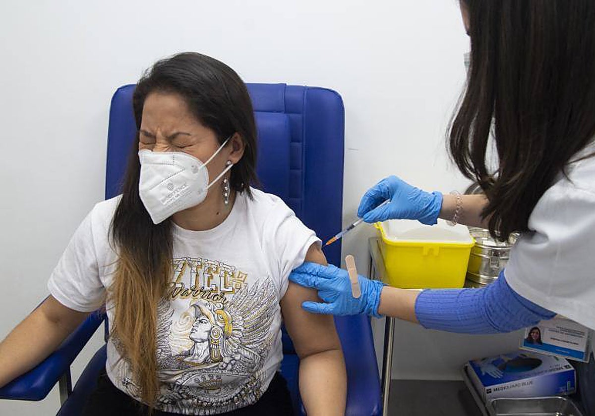 Una usuaria reacciona tras una vacuna en el Centro de Vacunación de la Comunidad de Madrid