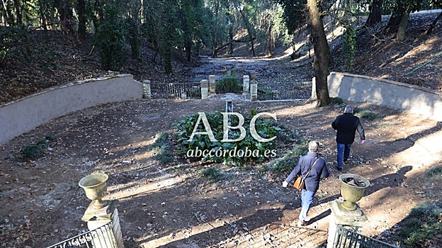 Uno de los paseos de los jardines de Moratalla