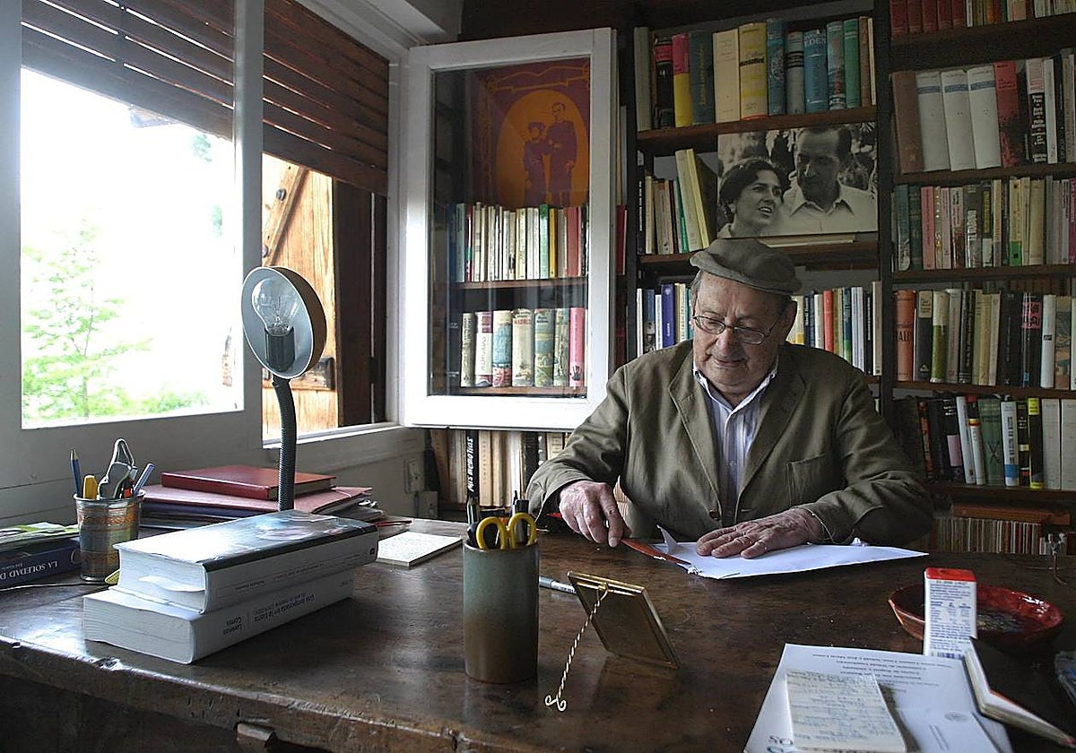 El escritor Miguel Delibes en su refugio de veraneo en Sedano (Burgos)