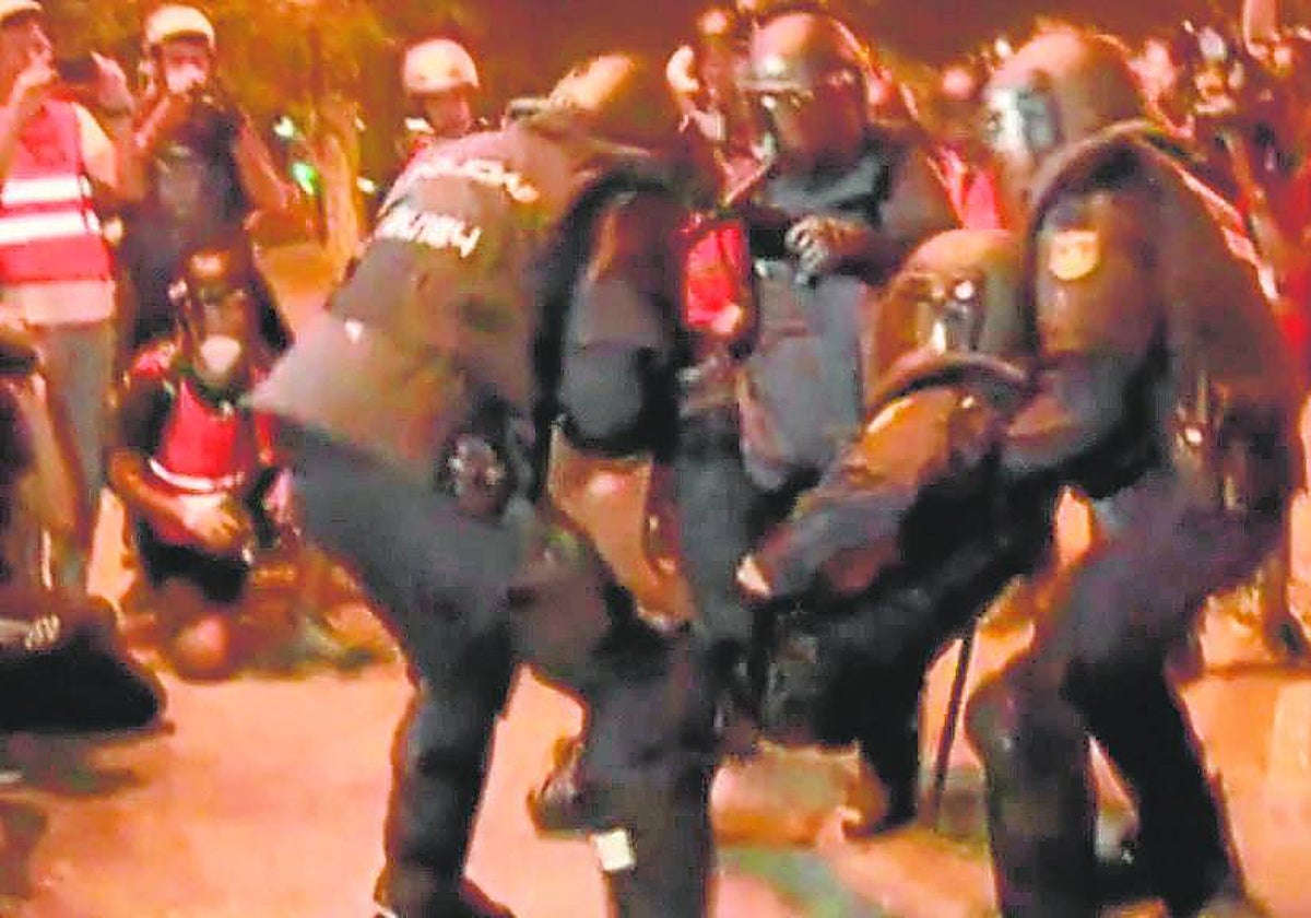 Momento en el que el agente es atendido por sus compañeros