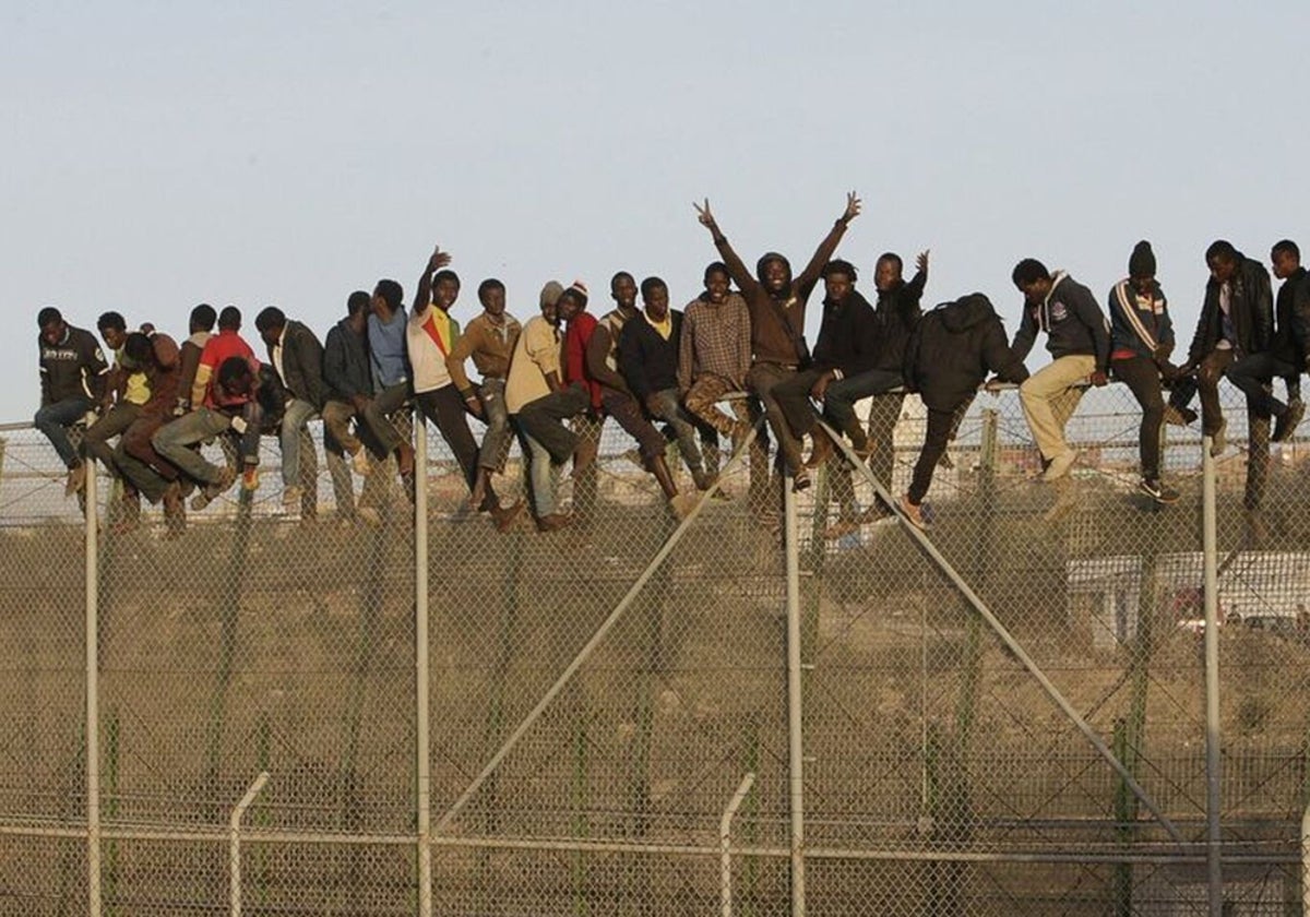 Imagen de un salto masivo a la valla de Melilla; algunos pidieron después protección internacional
