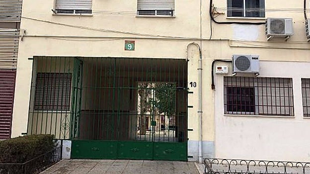 Bloque de la calle José Gervasio Artigas en el que se vende un piso por 29.000 euros