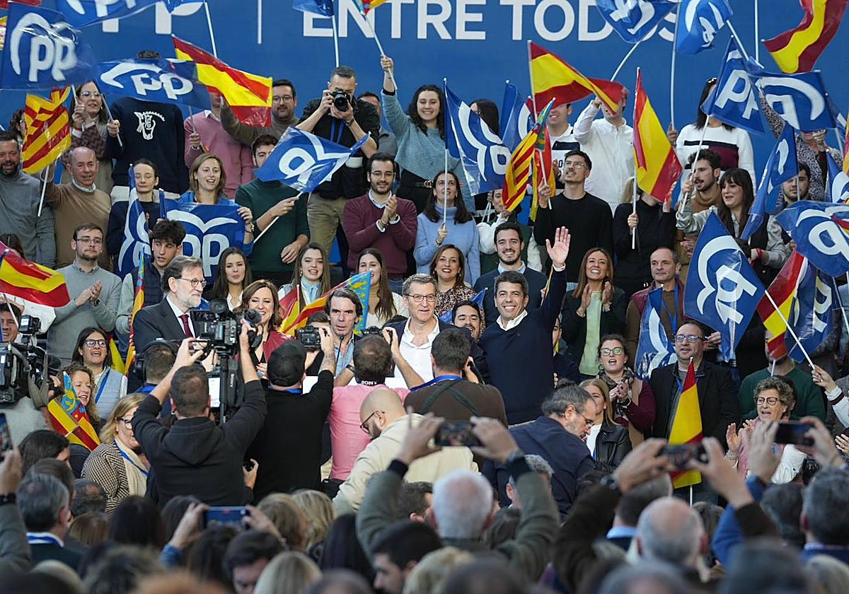 Feijóo, con Aznar, Rajoy, Mazón y Catalá, en el mitin clausura de la Intermunicipal del PP