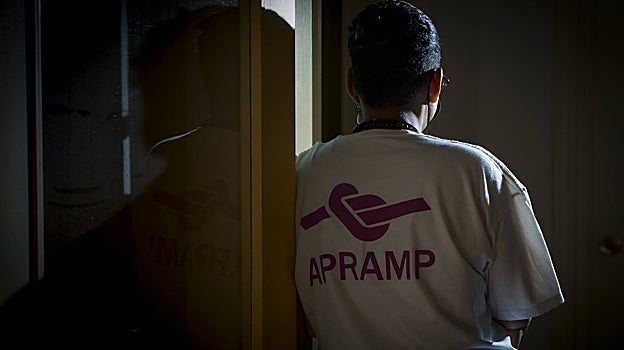 Una de las mujeres atendidas por Apramp, única entidad que cumple al 100% en transparencia