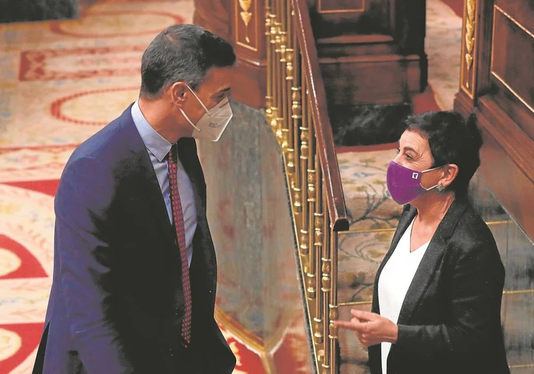 Pedro Sánchez conversa con Mertxe Aizpurua durante un pleno del Congreso de los Diputados