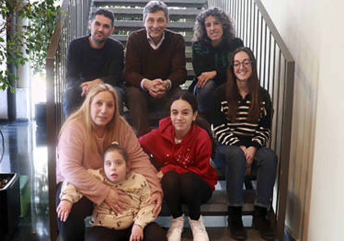 Abril, junto a sus padres y los investigadores de la UAB