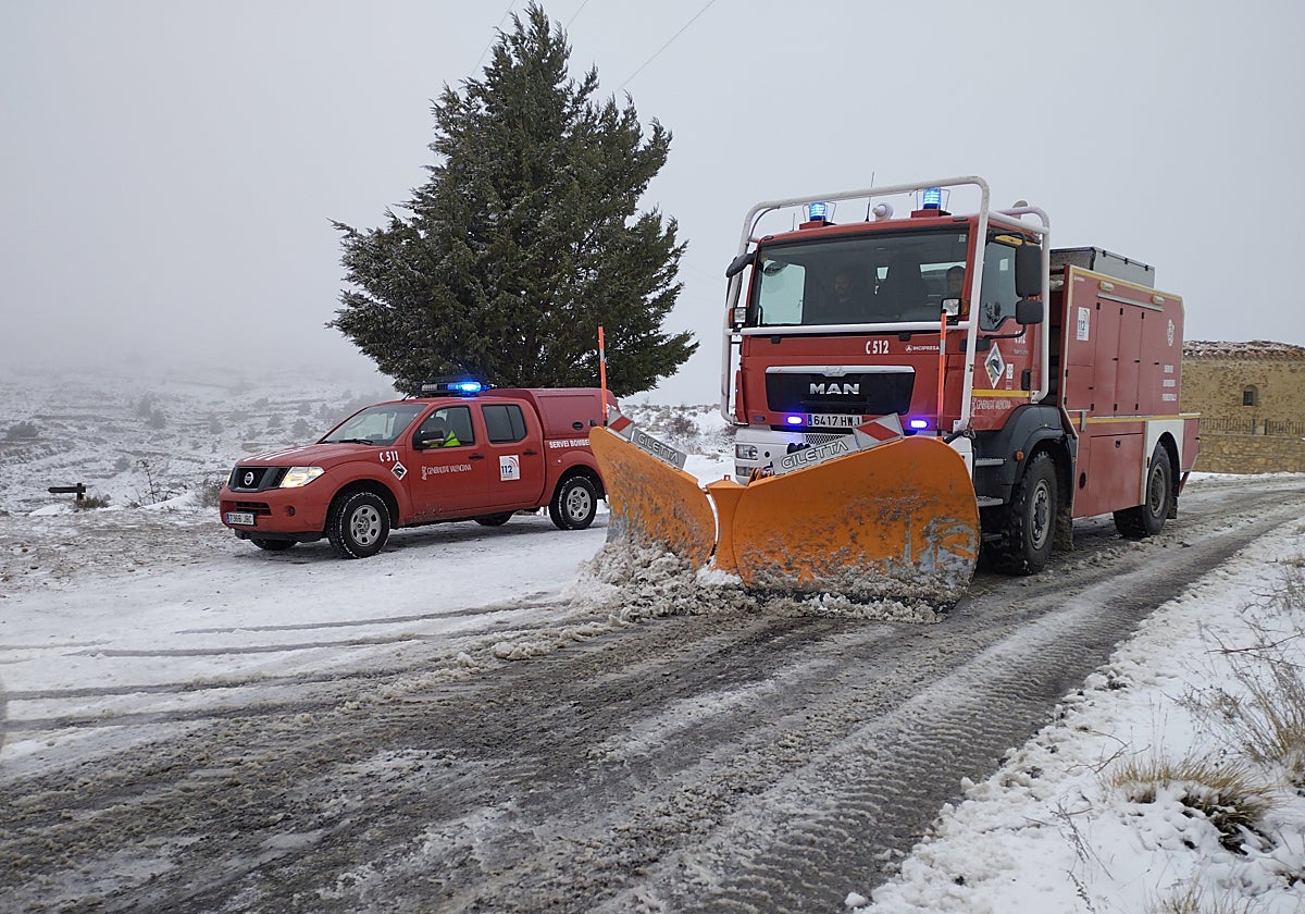 Una máquina quitanieves trabaja en una carretera de Castellón, en una imagen difundida por los bomberos forestales de la Generalitat Valenciana en sus redes.