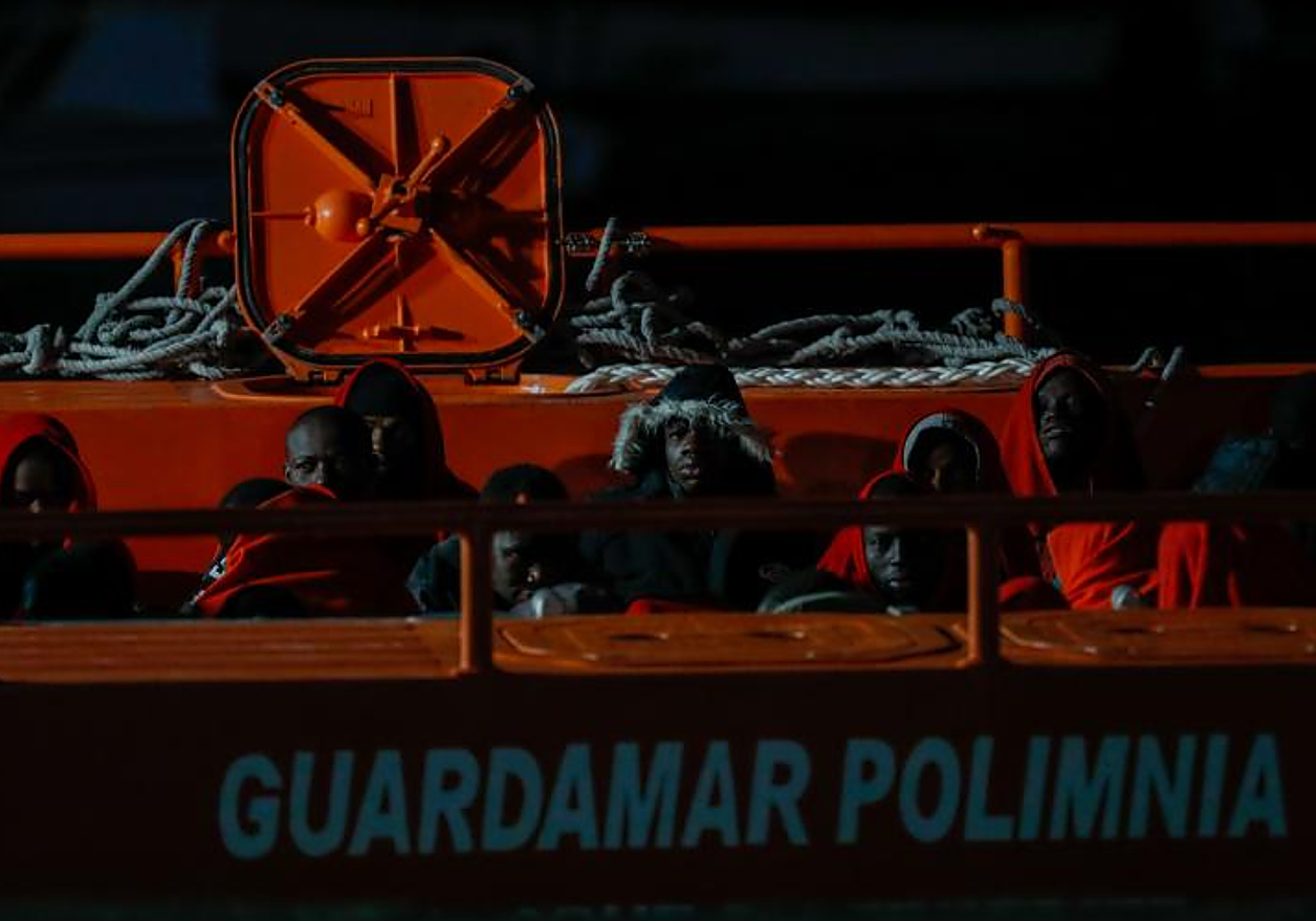 Una de las embarcaciones fue trasladada al muelle de Arguineguín (Gran Canaria)