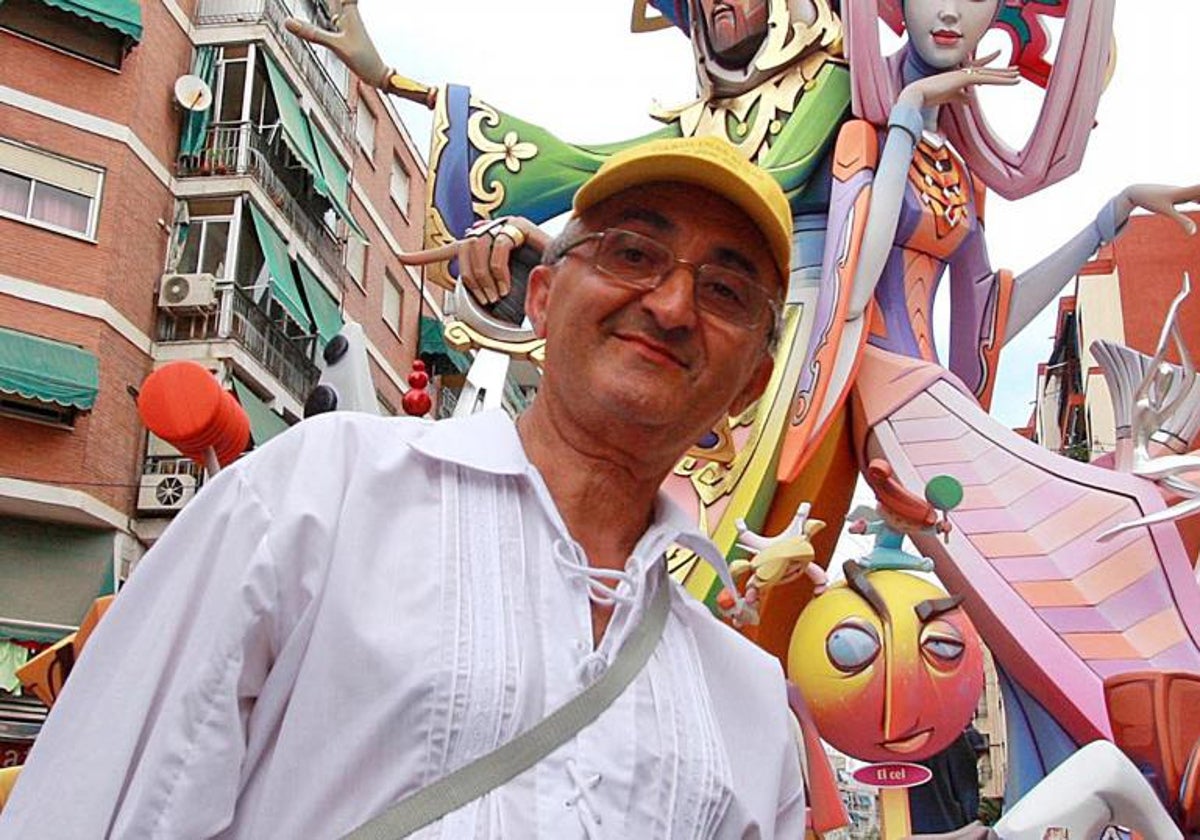 José María Lorente, junto a un monumento en su comisión de Carolinas Altas.