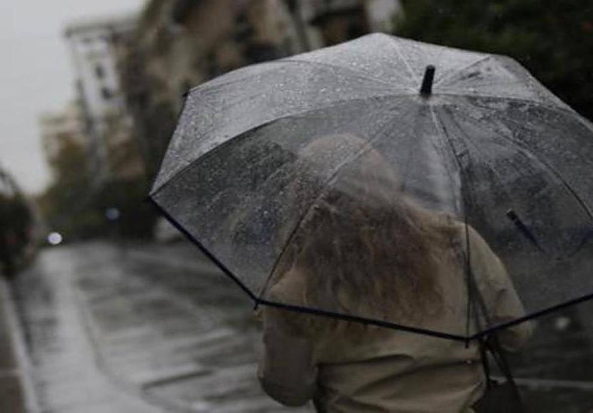 Una joven bajo su paraguas en Córdoba