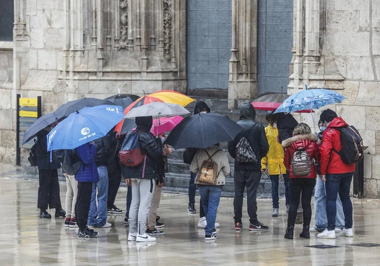 La Aemet alerta sobre el tiempo en Valencia para esta semana: lluvia, nieve, frío invernal y temporal marítimo