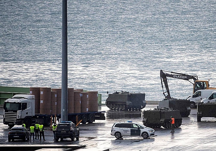 Listos para zarpar desde el puerto de Bilbao los 20 blindados que España enviará a Ucrania