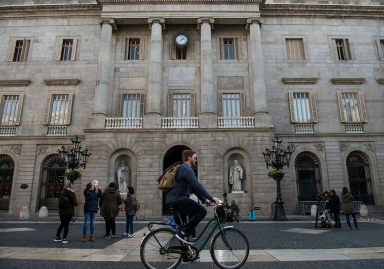 Piden al Ayuntamiento de Barcelona investigar la vinculación de uno de sus técnicos con el extremismo ruso
