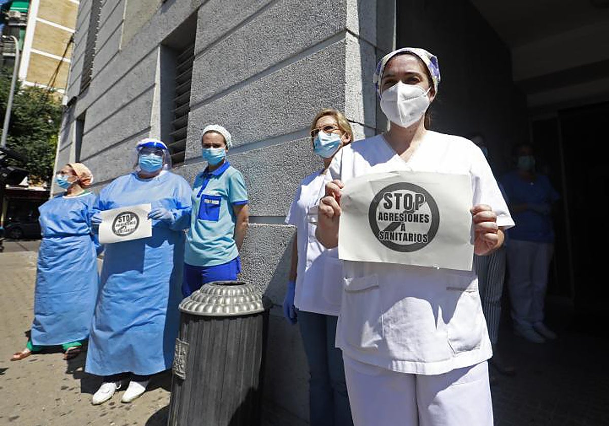 Concentración de sanitarios en protesta por la agresión a un médico de Córdoba en 2020
