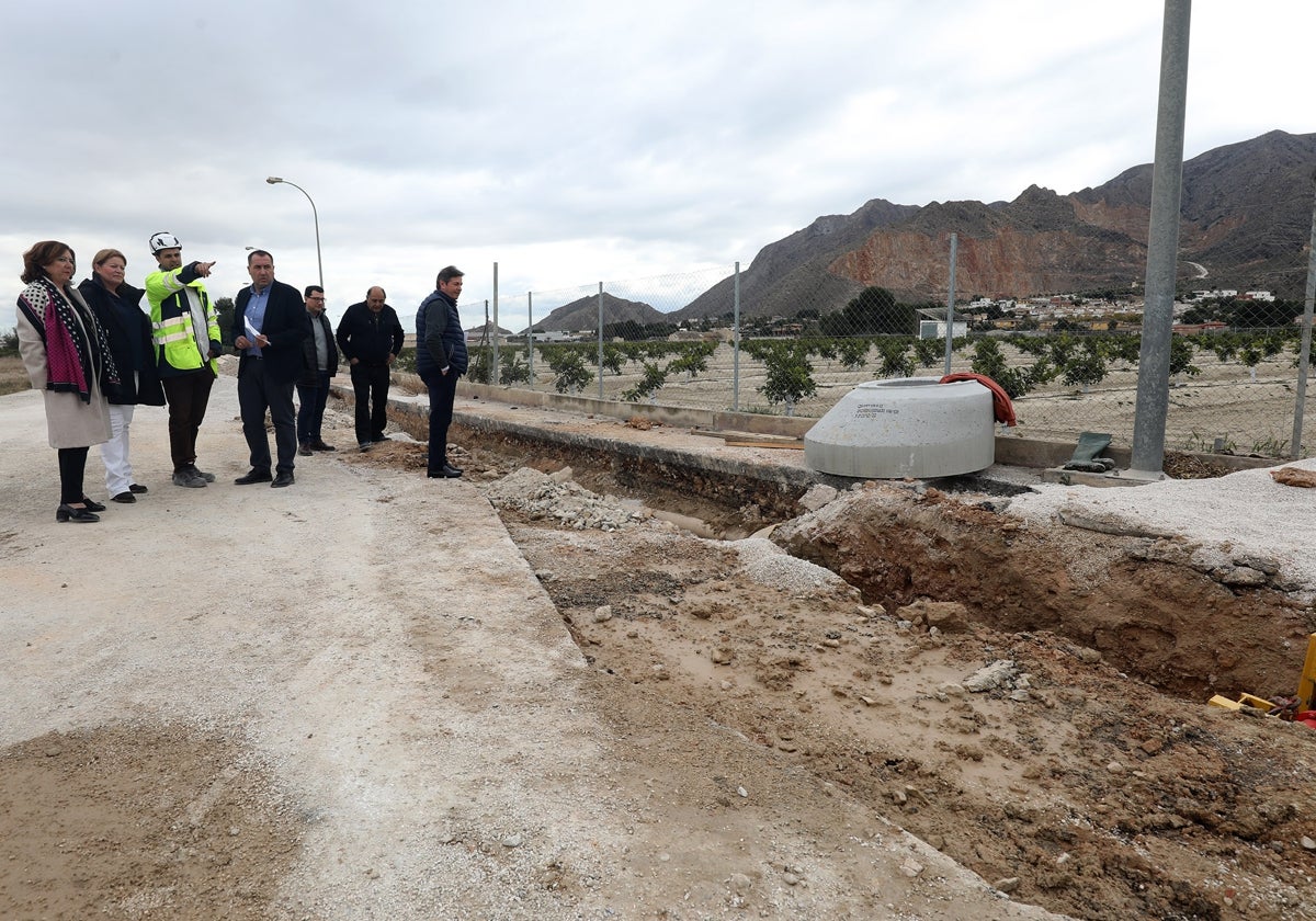 Visita institucional de la vicepresidenta de la Diputación, Ana Serna, a algunas obras hidráulicas en Cox.