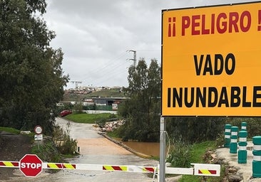 Una riada arrastra una furgoneta con una persona dentro en el paso de un arroyo de Mijas