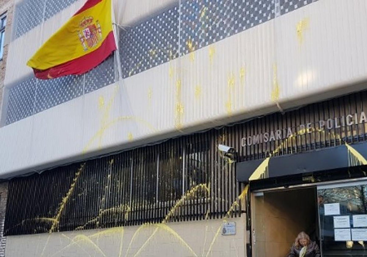 Imagen de una comisaría después de que miembros de Arran lanzasen pintura